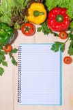 Taccuino per le ricette culinarie con le verdure organiche fresche immagini stock libere da diritti Taccuino per le ricette culinarie con le verdure organiche fresche immagini stock libere da diritti