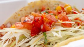 Taco con la fine della salsa e del cavolo di pico su fotografia stock Taco con la fine della salsa e del cavolo di pico su fotografia stock
