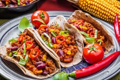 Tacos mexicain avec de la viande, les haricots et le Salsa Vue supérieure image libre de droits Tacos mexicain avec de la viande, les haricots et le Salsa Vue supérieure image libre de droits