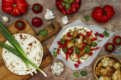 Tacos picantes de los veggies con salsa asada de la coliflor, del calabacín y del tomate en tabla de cortar de madera rústica imagen de archivo Tacos picantes de los veggies con salsa asada de la coliflor, del calabacín y del tomate en tabla de cortar de madera rústica imagen de archivo