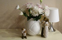 Tacto de figuras de madera de padres y de niños cerca de un ramo de flores La imagen en tonos en colores pastel foto de archivo Tacto de figuras de madera de padres y de niños cerca de un ramo de flores La imagen en tonos en colores pastel foto de archivo