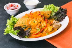 Tacu Tacu con la salsa di gamberetto e del pesce fotografie stock libere da diritti Tacu Tacu con la salsa di gamberetto e del pesce fotografie stock libere da diritti