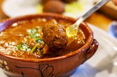 Tagine délicieux avec les boulettes de viande marocaines photographie stock libre de droits Tagine délicieux avec les boulettes de viande marocaines photographie stock libre de droits
