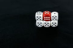 Tagli cinque pifferi ed il rosso a cubetti sei su un fondo nero immagine stock libera da diritti Tagli cinque pifferi ed il rosso a cubetti sei su un fondo nero immagine stock libera da diritti