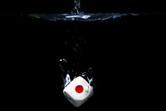 Tagli con il fronte di numero uno nell'acqua con fondo nero immagine stock libera da diritti Tagli con il fronte di numero uno nell'acqua con fondo nero immagine stock libera da diritti