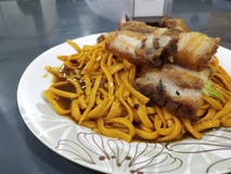 Tagliatella di Chami con carne di maiale fritta fotografie stock libere da diritti Tagliatella di Chami con carne di maiale fritta fotografie stock libere da diritti