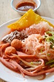 Tagliatella di riso sottile con la linea del pesce che condisce salsa e peperoncino di cayenna rossi immagini stock libere da diritti Tagliatella di riso sottile con la linea del pesce che condisce salsa e peperoncino di cayenna rossi immagini stock libere da diritti