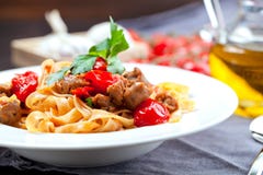 Tagliatelle da massa com molho e Parmesão de bolonhês da carne foto de stock royalty free Tagliatelle da massa com molho e Parmesão de bolonhês da carne foto de stock royalty free