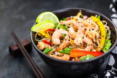 Tagliatelle di vetro del riso asiatico delizioso con i gamberetti e le verdure Fotografie Stock Tagliatelle di vetro del riso asiatico delizioso con i gamberetti e le verdure Fotografie Stock