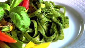Tagliatelle makaron z szpinaków i zielonego grochu pesto, selekcyjna ostrość obrazy royalty free Tagliatelle makaron z szpinaków i zielonego grochu pesto, selekcyjna ostrość obrazy royalty free
