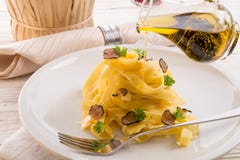 Tagliatelle med sommartryffeln fotografering för bildbyråer Tagliatelle med sommartryffeln fotografering för bildbyråer