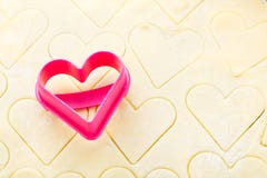 Taglierina a forma di del biscotto del cuore su pasta cruda Immagini Stock Libere da Diritti Taglierina a forma di del biscotto del cuore su pasta cruda Immagini Stock Libere da Diritti