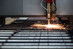 Taglio industriale del plasma di CNC di di piastra metallica immagini stock Taglio industriale del plasma di CNC di di piastra metallica immagini stock