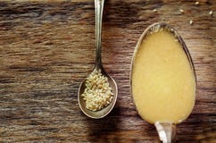 Tahini, pâte de sésame, dans une cuillère image libre de droits Tahini, pâte de sésame, dans une cuillère image libre de droits