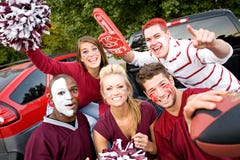 Tailgating: Группа в составе студенты колледжа возбужденные для футбольной игры стоковое фото Tailgating: Группа в составе студенты колледжа возбужденные для футбольной игры стоковое фото