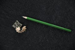 Taille-crayons vert et déchets affilés image stock Taille-crayons vert et déchets affilés image stock