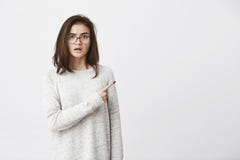 Taille herauf Atelieraufnahme des jungen cutie mit dem unordentlichen Haar, tragenden Gläsern und weißem Sweatshirt, die beiseite lizenzfreie stockbilder Taille herauf Atelieraufnahme des jungen cutie mit dem unordentlichen Haar, tragenden Gläsern und weißem Sweatshirt, die beiseite lizenzfreie stockbilder