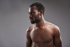 Taille omhoog van een prettige afro Amerikaanse mens die opzij kijken stock foto Taille omhoog van een prettige afro Amerikaanse mens die opzij kijken stock foto