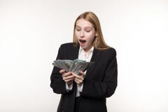 Taille op portret van een zekere jonge onderneemster die formeel kostuum dragen die geldbankbiljetten bekijken royalty-vrije stock afbeeldingen Taille op portret van een zekere jonge onderneemster die formeel kostuum dragen die geldbankbiljetten bekijken royalty-vrije stock afbeeldingen