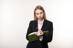 Taille vers le haut de tir de femme d'affaires blonde sérieuse dans le costume noir qui écoute attentivement son associé et prise photo stock Taille vers le haut de tir de femme d'affaires blonde sérieuse dans le costume noir qui écoute attentivement son associé et prise photo stock