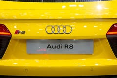 Tailândia - em dezembro de 2018: fim acima do logotipo do tipo do carro de esportes amarelo de Audi R8 apresentado na expo Nontha imagem de stock Tailândia - em dezembro de 2018: fim acima do logotipo do tipo do carro de esportes amarelo de Audi R8 apresentado na expo Nontha imagem de stock