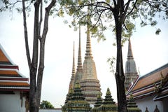Tailândia, o 1º de janeiro de 2019: Wat Phra Chetuphon Mangklarama melhora - sabido como Wat Pho Stupas de Wat Pho Wat Pho é um t imagem de stock Tailândia, o 1º de janeiro de 2019: Wat Phra Chetuphon Mangklarama melhora - sabido como Wat Pho Stupas de Wat Pho Wat Pho é um t imagem de stock