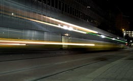 Tain léger de rail la nuit images stock Tain léger de rail la nuit images stock