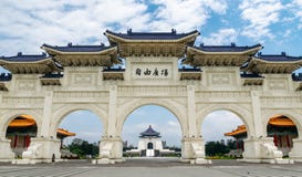 Taipeh, Taiwan 28-april-2018 Beroemd oriëntatiepunt die Chiang Kai-Shek Memorial Hall viewable in het midden van de bogen bouwen stock afbeelding Taipeh, Taiwan 28-april-2018 Beroemd oriëntatiepunt die Chiang Kai-Shek Memorial Hall viewable in het midden van de bogen bouwen stock afbeelding