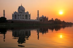 Taj Mahal s'est refl?t? en rivi?re de Yamuna au coucher du soleil ? ?gr?, Inde photos libres de droits Taj Mahal s'est refl?t? en rivi?re de Yamuna au coucher du soleil ? ?gr?, Inde photos libres de droits