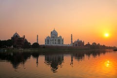 Taj Mahal s'est reflété en rivière de Yamuna au coucher du soleil à Âgrâ, Inde images libres de droits Taj Mahal s'est reflété en rivière de Yamuna au coucher du soleil à Âgrâ, Inde images libres de droits