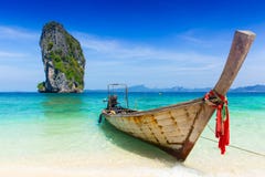 Tajlandia lata podróży morze, Tajlandzka stara drewniana łódź przy morze plaży Krabi Phi Phi wyspą Phuket obrazy royalty free Tajlandia lata podróży morze, Tajlandzka stara drewniana łódź przy morze plaży Krabi Phi Phi wyspą Phuket obrazy royalty free