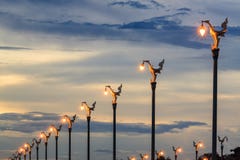Tajlandzka tradycyjna piękna złota łabędzia lampa na ulicie przy twiligh fotografia stock Tajlandzka tradycyjna piękna złota łabędzia lampa na ulicie przy twiligh fotografia stock