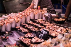 takeaway Crevettes roses, poulpe et calmar frits photos stock takeaway Crevettes roses, poulpe et calmar frits photos stock