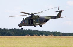 Taktycznego oddziału wojskowego helikopter NH90 obrazy royalty free Taktycznego oddziału wojskowego helikopter NH90 obrazy royalty free