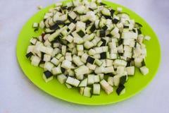 Talerz z diced zucchini obraz stock Talerz z diced zucchini obraz stock