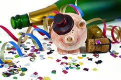 Talismã afortunada do encanto com confetes, cortiça, garrafa do champanhe Ano novo feliz Anos de véspera novos fotos de stock Talismã afortunada do encanto com confetes, cortiça, garrafa do champanhe Ano novo feliz Anos de véspera novos fotos de stock