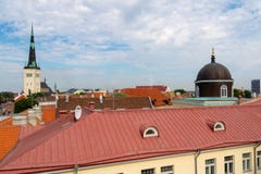 TALLINN, ESTLAND 26 JUNI, 2015: Weergeven over stad stock afbeelding TALLINN, ESTLAND 26 JUNI, 2015: Weergeven over stad stock afbeelding