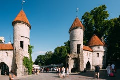 Tallinn, Estland Leute, die nahe berühmtem Markstein Viru-Tor gehen Stockbild Tallinn, Estland Leute, die nahe berühmtem Markstein Viru-Tor gehen Stockbild