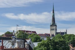 Tallinn, Estonia - 6 luglio 2016: Vie, Camere e tetti di Tallinn nel giorno di estate fotografia stock Tallinn, Estonia - 6 luglio 2016: Vie, Camere e tetti di Tallinn nel giorno di estate fotografia stock