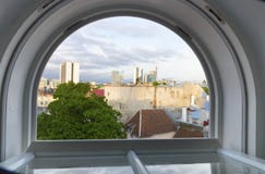 tallinn Visión desde la ventana del tejado en los tejados de la ciudad vieja y de las casas modernas en la distancia foto de archivo libre de regalías tallinn Visión desde la ventana del tejado en los tejados de la ciudad vieja y de las casas modernas en la distancia foto de archivo libre de regalías