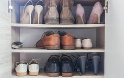 Talons hauts de luxe et à la mode et chaussures en cuir d'hommes dans l'armoire en bois pour travailler d'hommes d'affaires photo stock Talons hauts de luxe et à la mode et chaussures en cuir d'hommes dans l'armoire en bois pour travailler d'hommes d'affaires photo stock