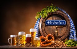 Tambor de cerveja de Oktoberfest e vidros de cerveja fotos de stock royalty free Tambor de cerveja de Oktoberfest e vidros de cerveja fotos de stock royalty free