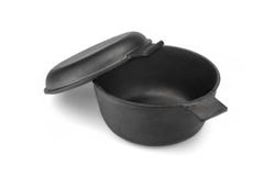 Tampa de Oven Or Pot With Pan do Dutch do ferro fundido isolada imagens de stock Tampa de Oven Or Pot With Pan do Dutch do ferro fundido isolada imagens de stock
