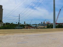 Tampa, Florida, Estados Unidos - 10 de maio de 2018: A rua e os carros na baixa de Tampa, Florida, Estados Unidos fotografia de stock royalty free Tampa, Florida, Estados Unidos - 10 de maio de 2018: A rua e os carros na baixa de Tampa, Florida, Estados Unidos fotografia de stock royalty free