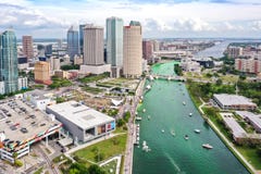 Tampa, Florida Green River no dia de St Patrick imagem de stock Tampa, Florida Green River no dia de St Patrick imagem de stock