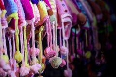 Tampões de lã coloridos para a venda em uma loja do vestuário Estação de compra do inverno imagens de stock Tampões de lã coloridos para a venda em uma loja do vestuário Estação de compra do inverno imagens de stock