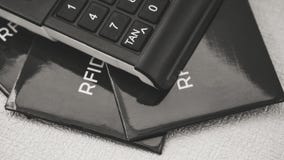 TAN generator en RFID-beschermingskokers voor uw veilige aanval van de creditcards agains hakker royalty-vrije stock afbeeldingen TAN generator en RFID-beschermingskokers voor uw veilige aanval van de creditcards agains hakker royalty-vrije stock afbeeldingen