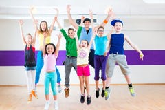 Tana nauczyciel daje dzieciakom Zumba sprawności fizycznej klasie Tana nauczyciel daje dzieciakom Zumba sprawności fizycznej klasie