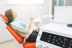 Tand kliniek Ontvangst, onderzoek van de patiënt Tandenzorg Het jonge meisje glimlachen, die in de spiegel na a kijken royalty-vrije stock afbeeldingen Tand kliniek Ontvangst, onderzoek van de patiënt Tandenzorg Het jonge meisje glimlachen, die in de spiegel na a kijken royalty-vrije stock afbeeldingen