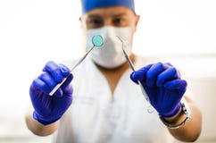 Tandarts in eenvormig met chirurgische hulpmiddelen van tandarts royalty-vrije stock afbeelding Tandarts in eenvormig met chirurgische hulpmiddelen van tandarts royalty-vrije stock afbeelding